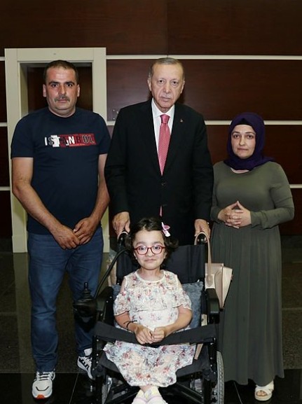 Başkan Erdoğan cam kemik hastası Hira Cinali ve ailesini kabul etti!